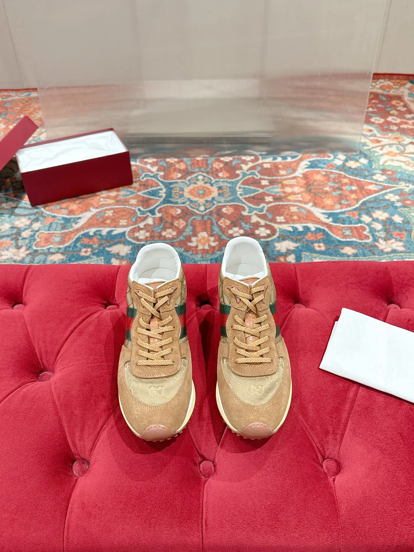 p700🐮🐮 GUCCI 2025 latest spring and summer catwalk style sports shoes Forrest Gump shoes 25 super popular show items with high appearance rate and many celebrities and Internet celebrities. The classic shoe design uses innovative stitching technology to create a water-like flowing texture. Super comfortable on the feet. Leather splicing and breathable logo fabric with classic green and red webbing embellishment. All show the brand tone (buttons are removable) original molded combination outsole ▪️Size: Male 39-44 (Male 45, customized, non-returnable)